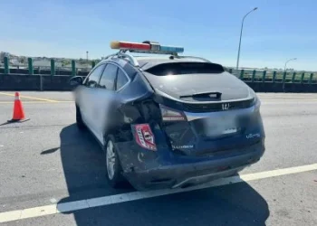警車被撞！台78快速道路大貨車撞護欄　在場警戒虎尾分局巡邏車遭路過自小客車追撞