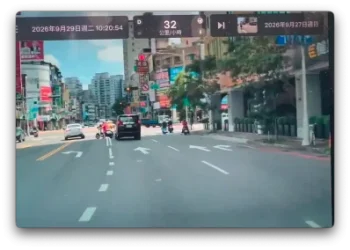 驚險瞬間！高雄騎士路口橫向竄出　賓士急閃險釀碰撞