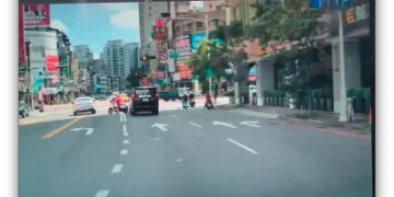 驚險瞬間!高雄騎士路口橫向竄出 賓士急閃險釀碰撞