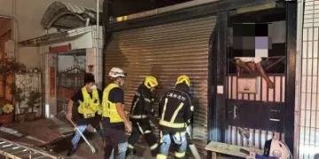 深夜返家竟卡在小門縫!花蓮男動彈不得 警消合力救出送醫