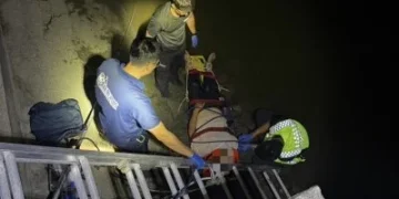 深夜抓螃蟹出意外!嘉義男失足摔落大排 警消架梯救援送醫