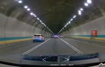 國3新店隧道驚險一幕！休旅車從內線一路往右偏　跨雙白線撞外側車