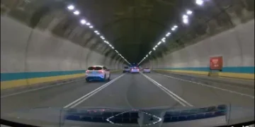 國3新店隧道驚險一幕!休旅車從內線一路往右偏 跨雙白線撞外側車