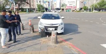 高雄男酒駕闖紅燈竟睡著！警靠近驚見「人已斷電」　車還撞石墩