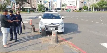 高雄男酒駕闖紅燈竟睡著！警靠近驚見「人已斷電」　車還撞石墩