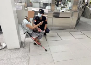 台中捷運失智嬤苦等女兒2小時　手機剩2%！捷警耐心安撫助返家