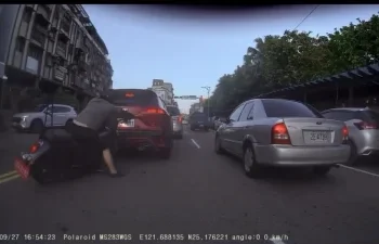 驚險瞬間！大型重機追撞前車「後輪狂滑」　騎士急救回險釀大事