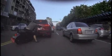 驚險瞬間!大型重機追撞前車「後輪狂滑」 騎士急救回險釀大事