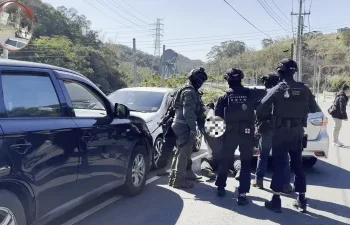 陸空夾擊抓逃犯！中警啟用無人機 ATAK 系統攻破新竹山區洗錢水房，瓦解詐團抓 30 人
