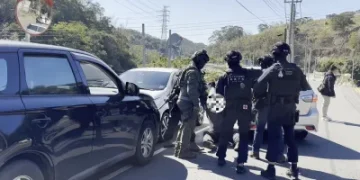 陸空夾擊抓逃犯!中警啟用無人機 ATAK 系統攻破新竹山區洗錢水房,瓦解詐團抓 30 人