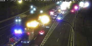▲國1北316km事故!掉落物散滿地...多車受損卡路肩,後方車流回堵(圖/翻攝自1968)