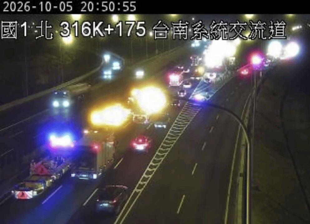 ▲國1北316km事故!掉落物散滿地...多車受損卡路肩,後方車流回堵(圖/翻攝自1968) ▲國1北316km事故!掉落物散滿地...多車受損卡路肩,後方車流回堵(圖/翻攝自1968)