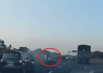 國道自小客車遭撞擊路面打轉翻覆！　大貨車變換車道肇事