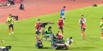 影／足球場意外事故！球員賽前熱身竟遭「壓路機直接輾過」　奇蹟無傷還替補上陣