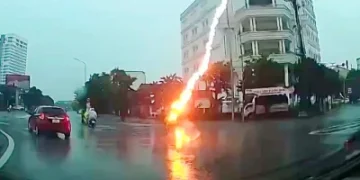 影／天空突降閃電！越南女騎士遭「落雷精準擊中」慘摔　雙手燒傷頭部重創命危