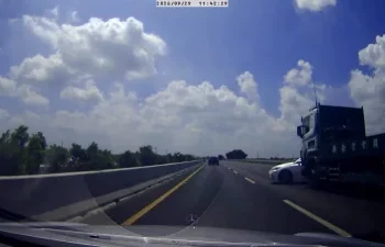 國1嘉義段驚險事故！轎車突從大貨車前橫向竄出　跨越車道後再遭後車撞上