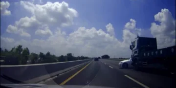 國1嘉義段驚險事故!轎車突從大貨車前橫向竄出 跨越車道後再遭後車撞上