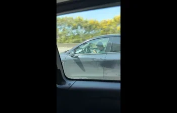 國1湖口特斯拉駕駛低頭滑手機！車輛持續行駛　副駕還在睡