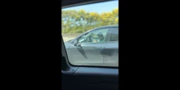國1湖口特斯拉駕駛低頭滑手機!車輛持續行駛 副駕還在睡
