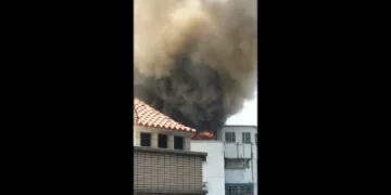桃園蘆竹住宅頂樓火警!南竹路一段傳火警 多個消防分隊馳援