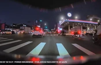小貨車路口右轉撞機車！騎士瞬間倒地　後方行車紀錄器拍下驚險一幕