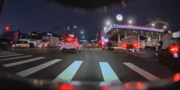 小貨車路口右轉撞機車!騎士瞬間倒地 後方行車紀錄器拍下驚險一幕