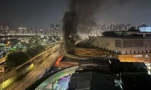 台北第一果菜市場深夜火警!充電中電動拖板車起火 約10攤商受波及
