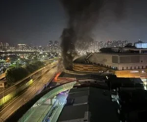 台北第一果菜市場深夜火警！充電中電動拖板車起火　約10攤商受波及