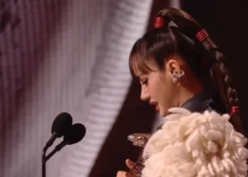 Lisa鼻子疑又動刀？VMA盛裝領獎　戰袍被酸「像公雞」
