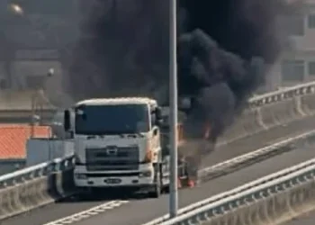 國道3號砂石車邊開邊冒煙起火！　駕駛停交流道出口匝道路邊急報案