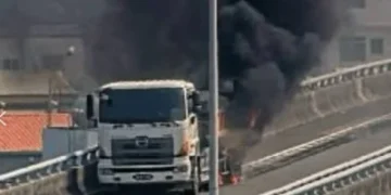 國道3號砂石車邊開邊冒煙起火! 駕駛停交流道出口匝道路邊急報案