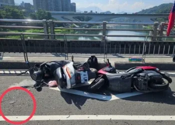 遭掉落蚊香打臉釀禍？新店區碧潭橋3輛車相撞　婦人摔車手腳擦挫傷