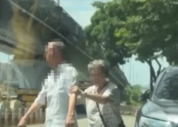 72歲老翁行駛國道追撞前車　行動不便被人攙扶畫面曝光！