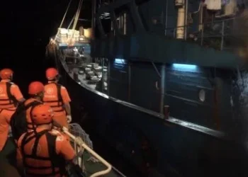 中國漁船越界捕魚台中海巡強靠登檢　人船押回台中港