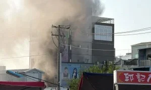 潭子住宅火警!67歲婦受困套房打119求救 消防急救出送醫
