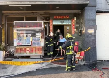 台中潭子雙併透天厝火警受困婦人打電話求救！　消防局人員線上引導避難