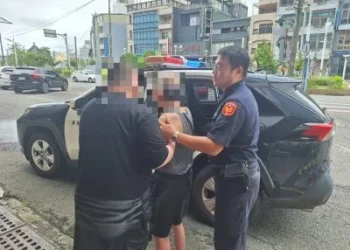 八旬失智翁獨坐東港街頭　警耐心查身分護送返家