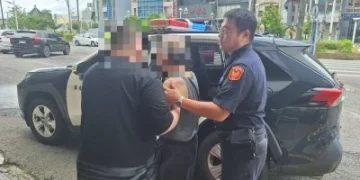 八旬失智翁獨坐東港街頭　警耐心查身分護送返家