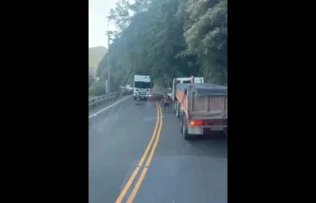 蘇花公路落石擋道！雙向大貨車司機都停車　一起下車搬石暖舉曝光