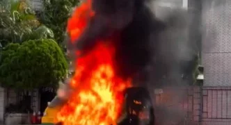 新店娃娃車被烈焰濃煙呑噬! 駕駛及車內10名幼童即時逃出無傷亡