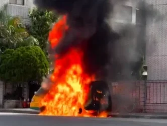 新店娃娃車被烈焰濃煙呑噬！　駕駛及車內10名幼童即時逃出無傷亡