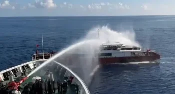 噴水驅離！中國漁船侵入東沙海域海巡強力執法　兼顧人道救援提供熱食