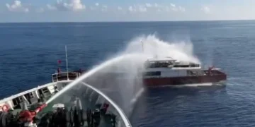 噴水驅離!中國漁船侵入東沙海域海巡強力執法 兼顧人道救援提供熱食