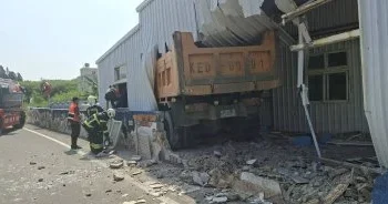 澎湖湖西鄉砂石車撞進鐵皮屋！　消防隊員救出受困駕駛