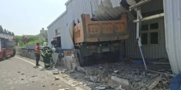 澎湖湖西鄉砂石車撞進鐵皮屋! 消防隊員救出受困駕駛