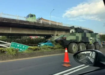 影／關渡大橋驚見國軍雲豹甲車自撞　失控衝分隔島撞斷燈桿