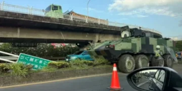 影／關渡大橋驚見國軍雲豹甲車自撞　失控衝分隔島撞斷燈桿