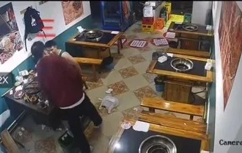 影／凌晨喝太醉慘了！陸男起身失衡倒下「臉直接砸進火鍋」　湯潑滿全身影片瘋傳