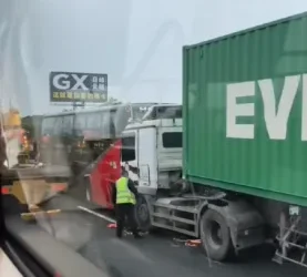 遊覽車追撞緩撞車再被貨櫃車追撞！　國道1號連環車禍4人受傷