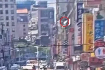 台北大同區寧夏路大樓磁磚掉落！　小貨車前檔風玻璃受損